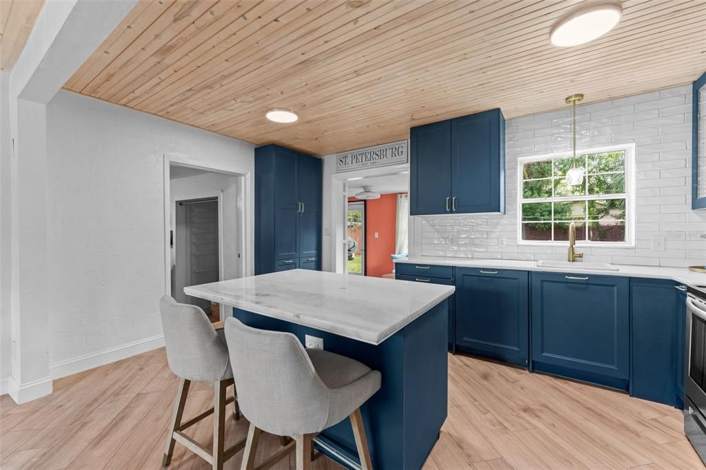 合同活跃: $375,000 (3 贝兹, 2 浴室, 1156 平方英尺)