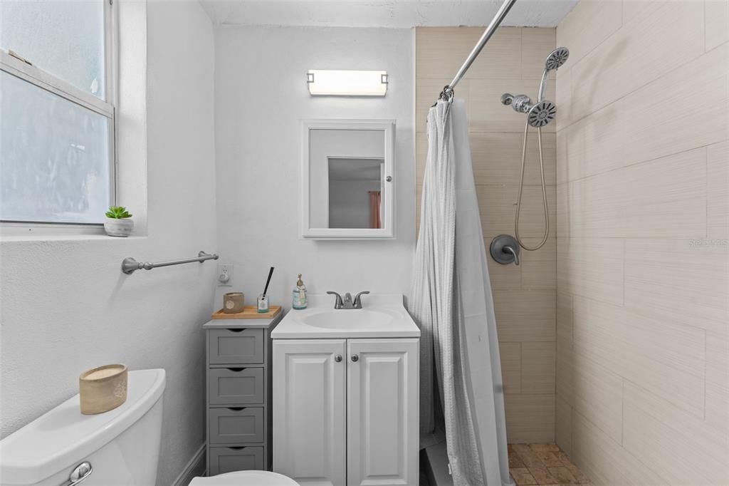 合同活跃: $375,000 (3 贝兹, 2 浴室, 1156 平方英尺)