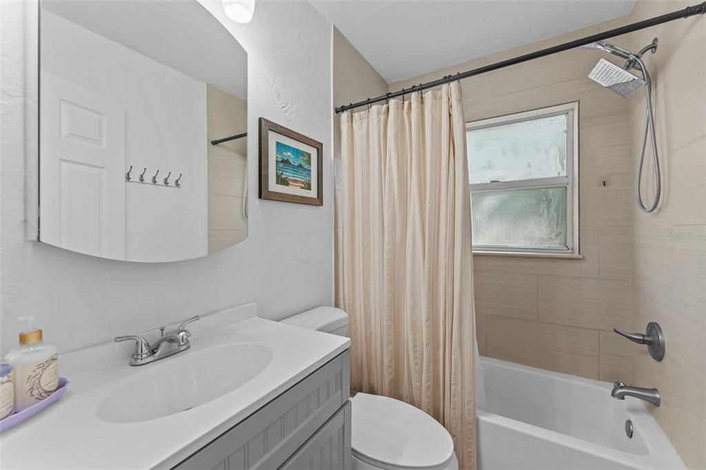 合同活跃: $375,000 (3 贝兹, 2 浴室, 1156 平方英尺)