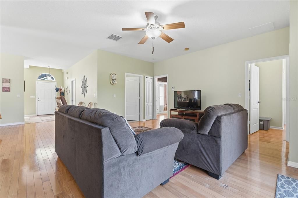 Active With Contract: $345,000 (3 beds, 2 baths, 1470 Square Feet)