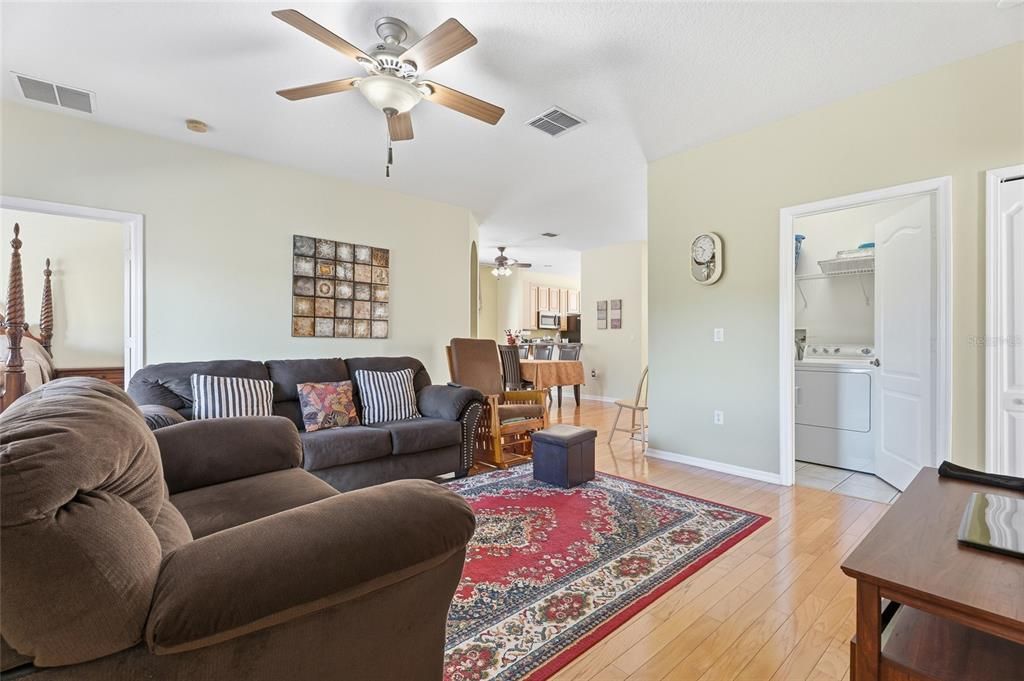 Active With Contract: $345,000 (3 beds, 2 baths, 1470 Square Feet)