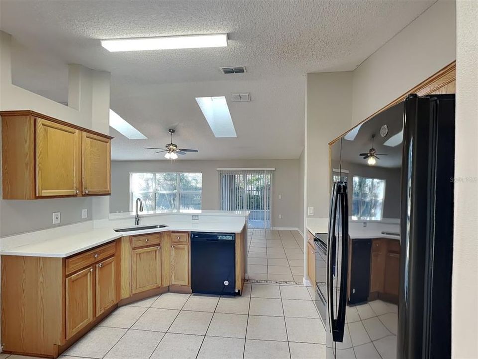 For Rent: $1,999 (3 beds, 2 baths, 1596 Square Feet)