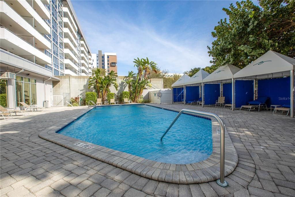 For Sale: $299,000 (1 beds, 1 baths, 859 Square Feet)