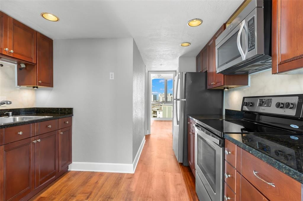 For Sale: $299,000 (1 beds, 1 baths, 859 Square Feet)