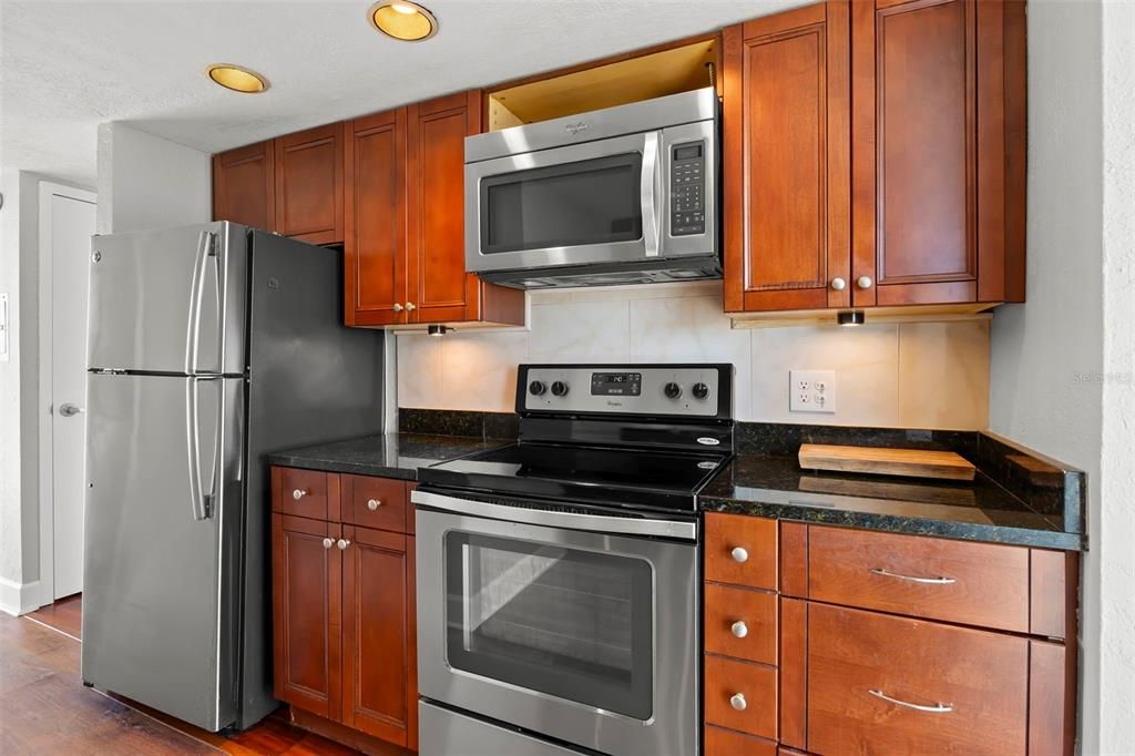 For Sale: $299,000 (1 beds, 1 baths, 859 Square Feet)