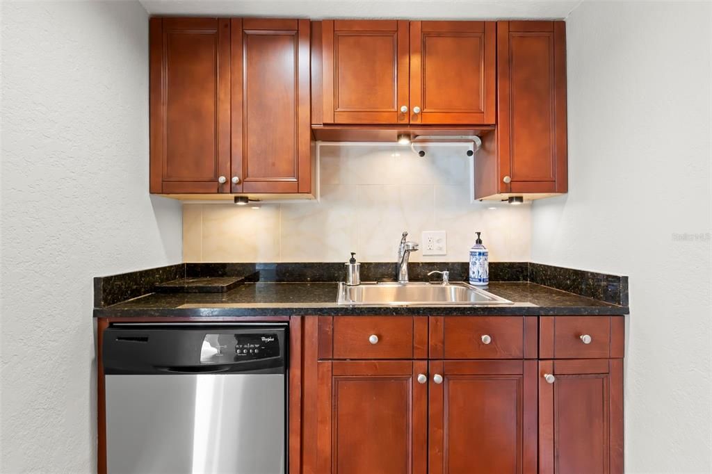 For Sale: $299,000 (1 beds, 1 baths, 859 Square Feet)