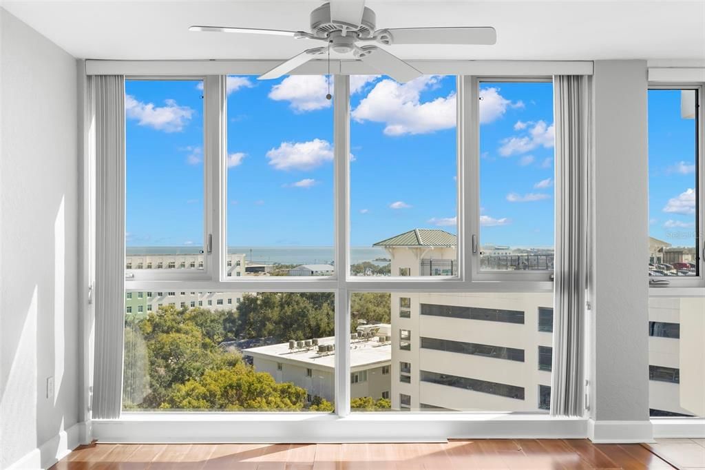 For Sale: $299,000 (1 beds, 1 baths, 859 Square Feet)