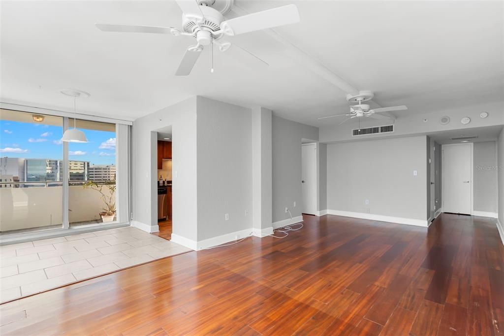 For Sale: $299,000 (1 beds, 1 baths, 859 Square Feet)