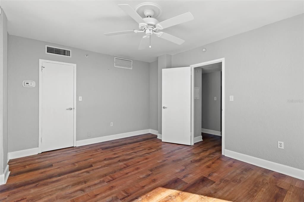 For Sale: $299,000 (1 beds, 1 baths, 859 Square Feet)