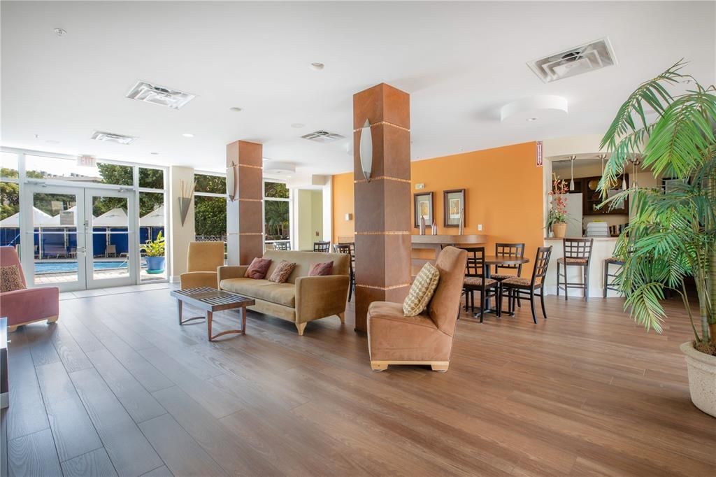 For Sale: $299,000 (1 beds, 1 baths, 859 Square Feet)