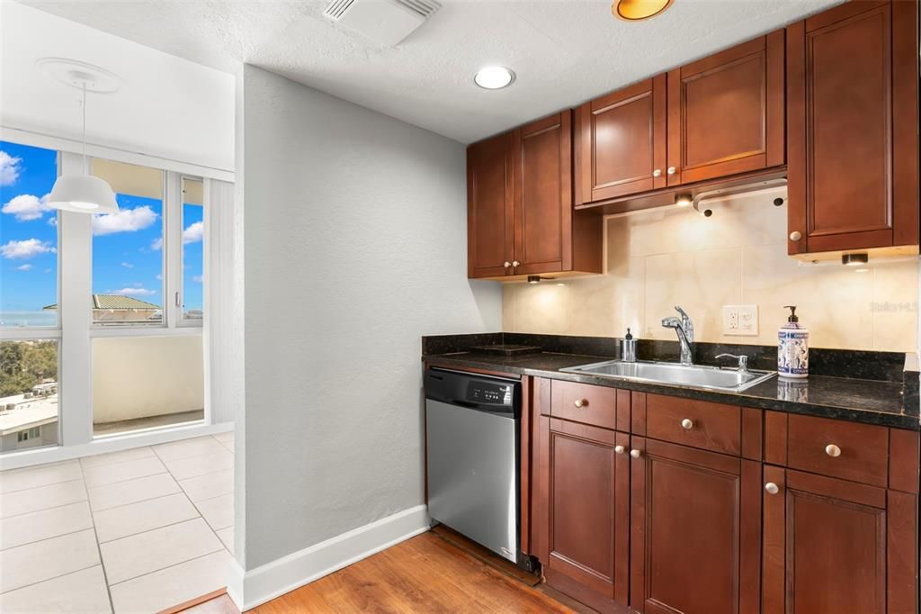 For Sale: $299,000 (1 beds, 1 baths, 859 Square Feet)