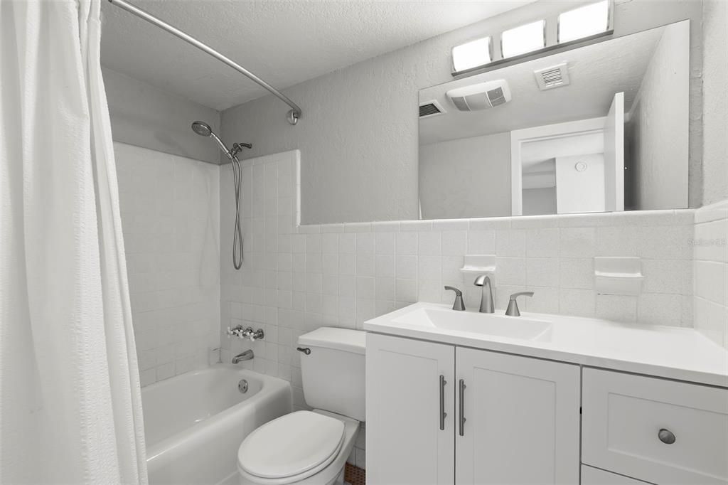 For Sale: $299,000 (1 beds, 1 baths, 859 Square Feet)