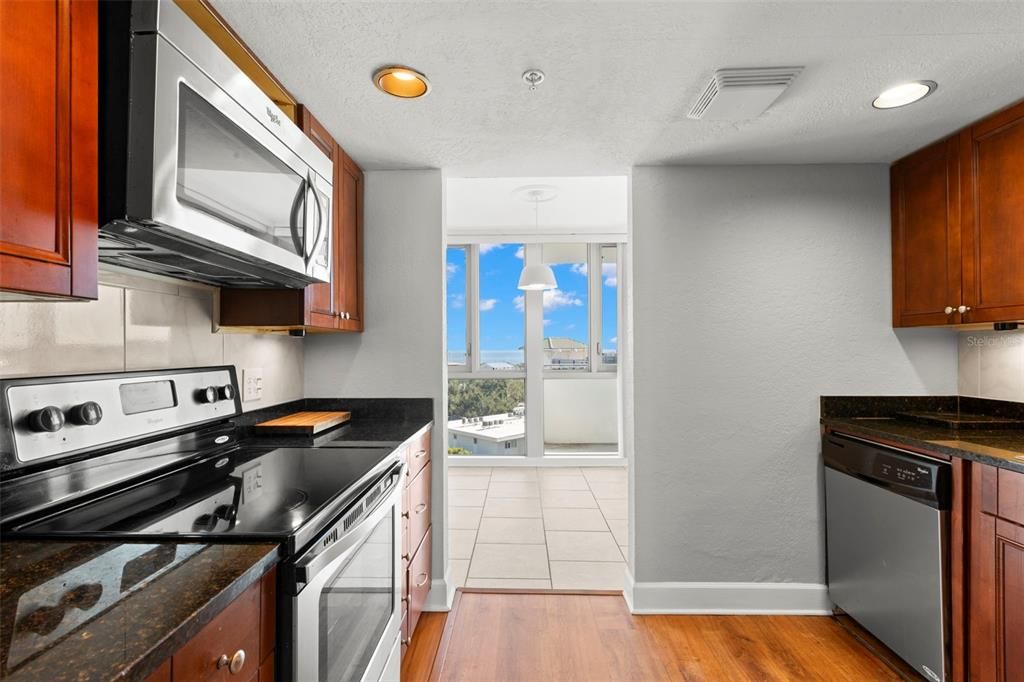 For Sale: $299,000 (1 beds, 1 baths, 859 Square Feet)
