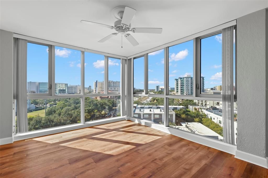 For Sale: $299,000 (1 beds, 1 baths, 859 Square Feet)