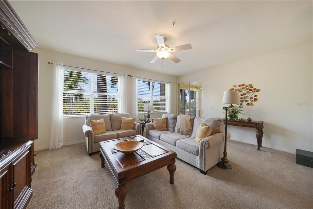 Под контрактом: $195,000 (2 спален, 2 ванн, 1351 Квадратных фут)