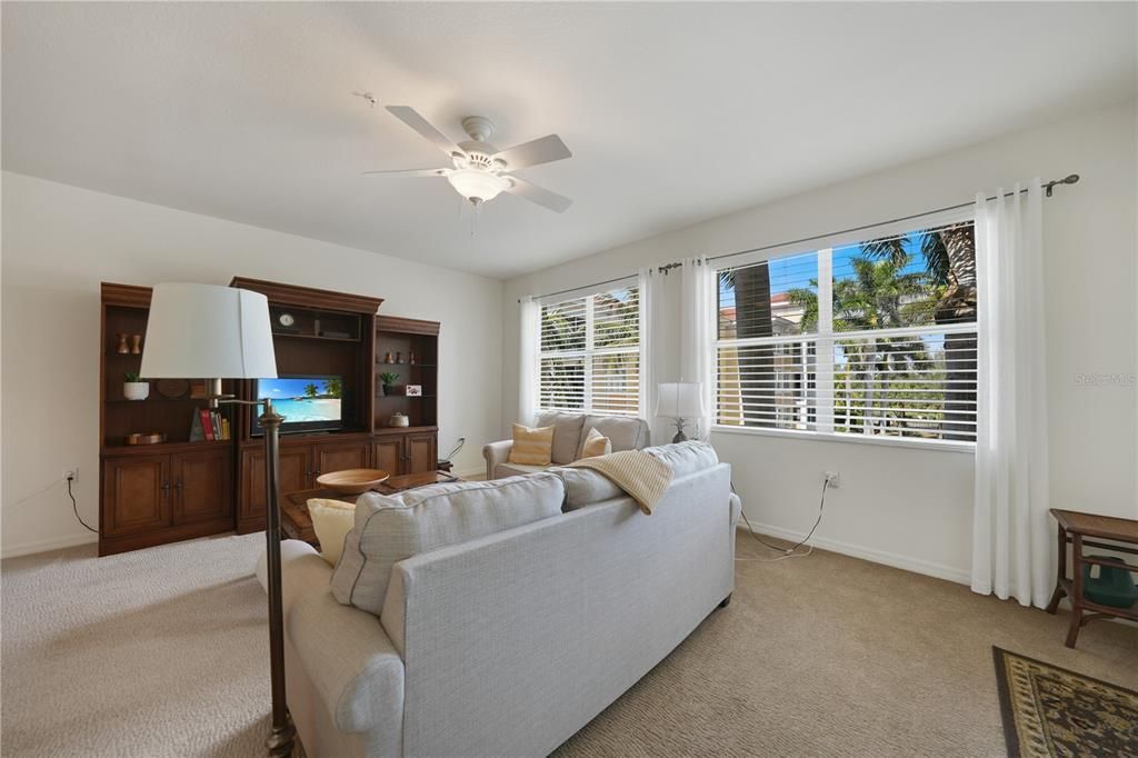 Под контрактом: $195,000 (2 спален, 2 ванн, 1351 Квадратных фут)