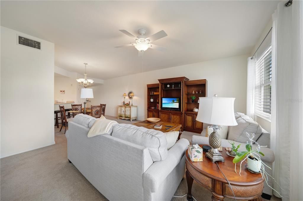 Под контрактом: $195,000 (2 спален, 2 ванн, 1351 Квадратных фут)