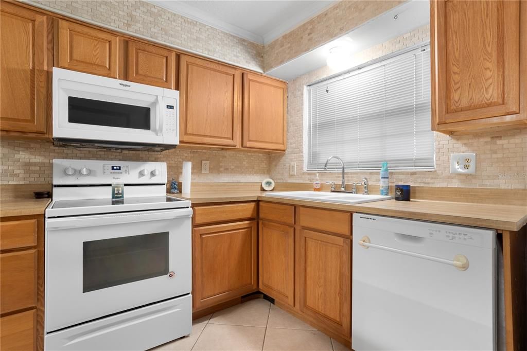 For Sale: $375,000 (2 beds, 2 baths, 1554 Square Feet)