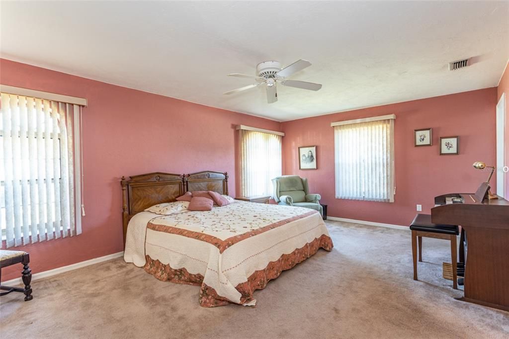 For Sale: $319,900 (3 beds, 2 baths, 1867 Square Feet)