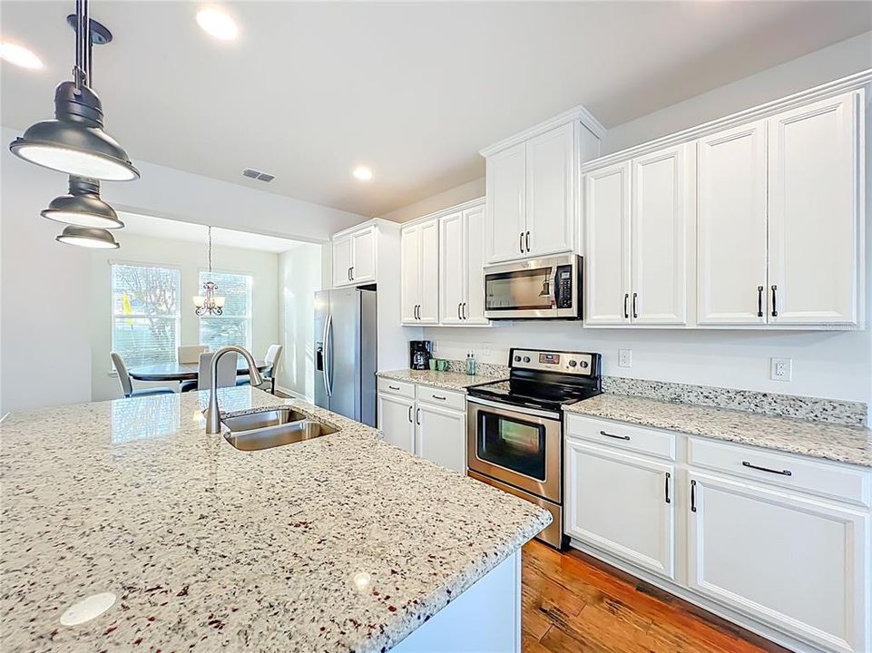 合同活跃: $425,000 (3 贝兹, 2 浴室, 1725 平方英尺)