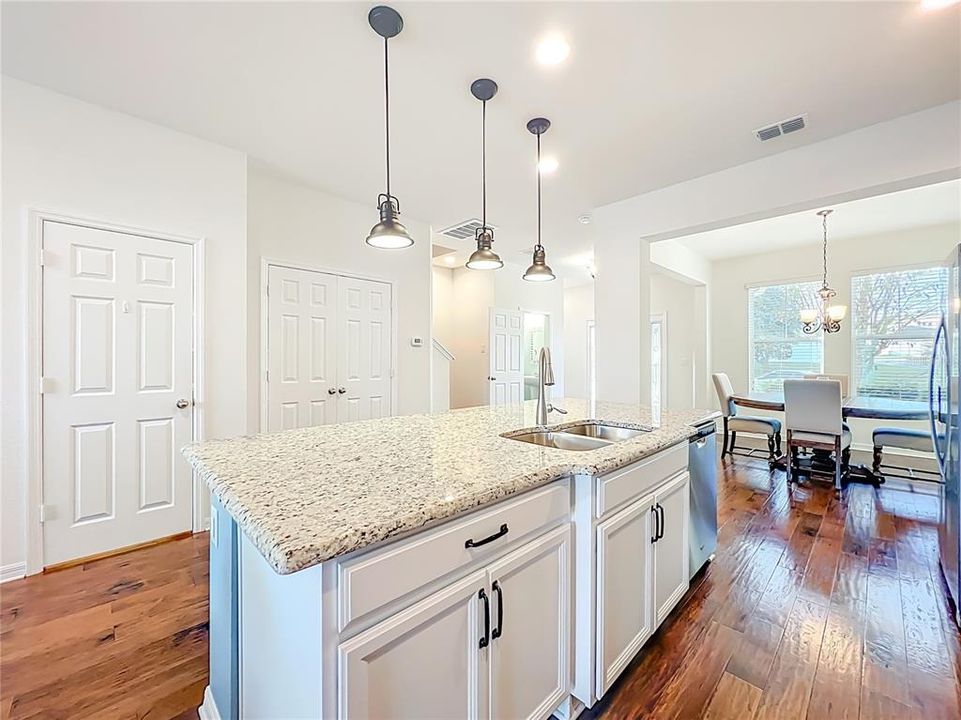 合同活跃: $425,000 (3 贝兹, 2 浴室, 1725 平方英尺)