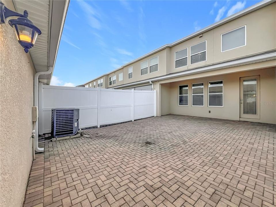 合同活跃: $425,000 (3 贝兹, 2 浴室, 1725 平方英尺)