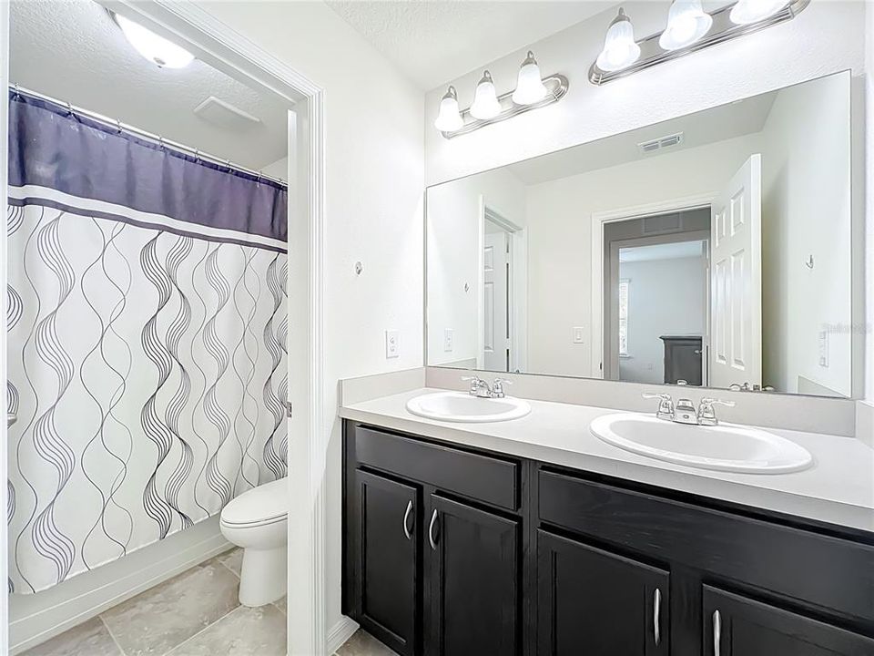 合同活跃: $425,000 (3 贝兹, 2 浴室, 1725 平方英尺)