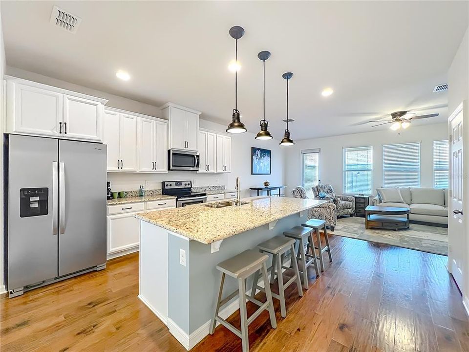 合同活跃: $425,000 (3 贝兹, 2 浴室, 1725 平方英尺)