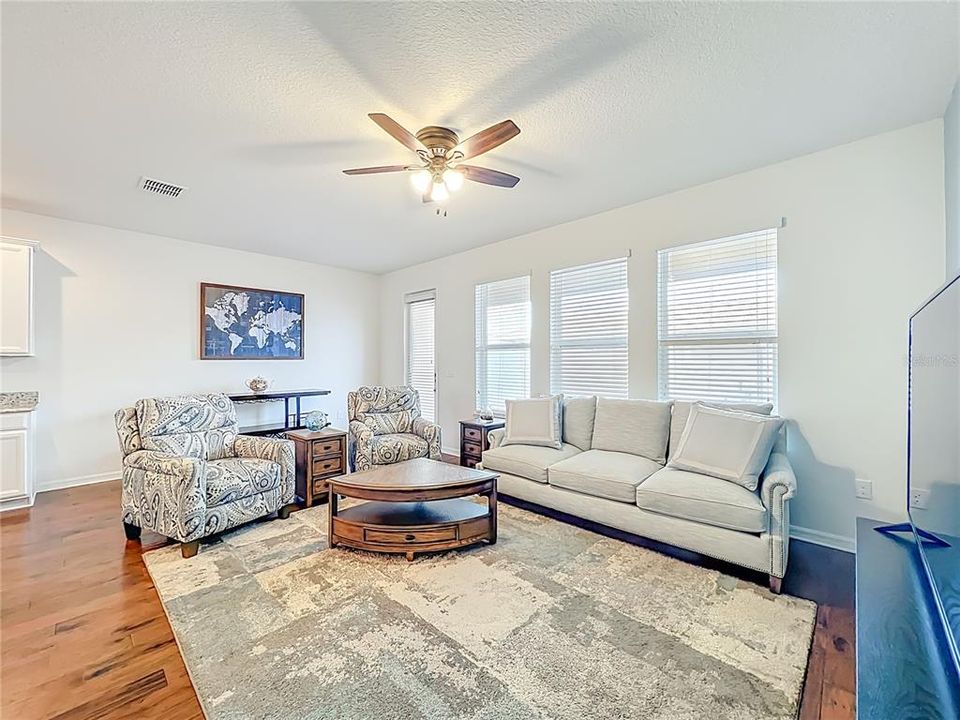 合同活跃: $425,000 (3 贝兹, 2 浴室, 1725 平方英尺)