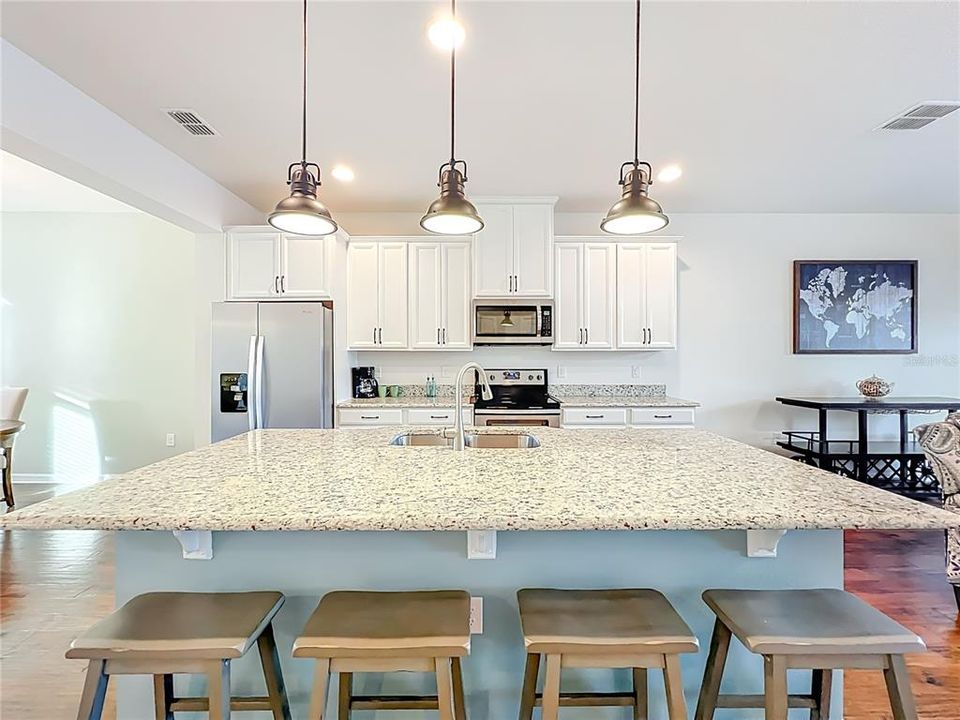 合同活跃: $425,000 (3 贝兹, 2 浴室, 1725 平方英尺)