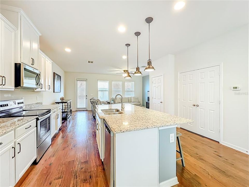 合同活跃: $425,000 (3 贝兹, 2 浴室, 1725 平方英尺)