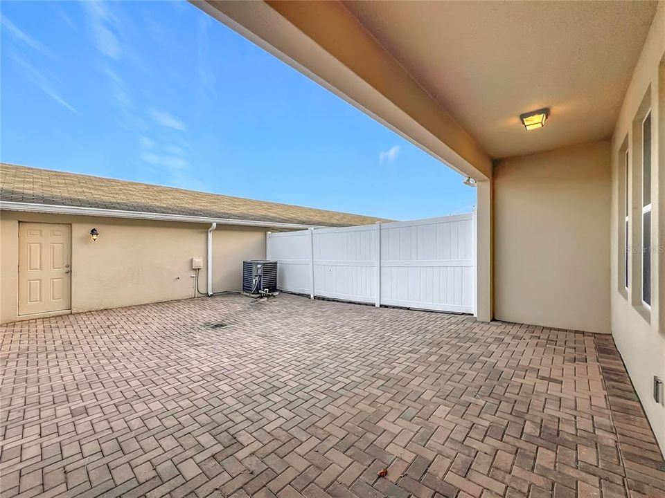 合同活跃: $425,000 (3 贝兹, 2 浴室, 1725 平方英尺)