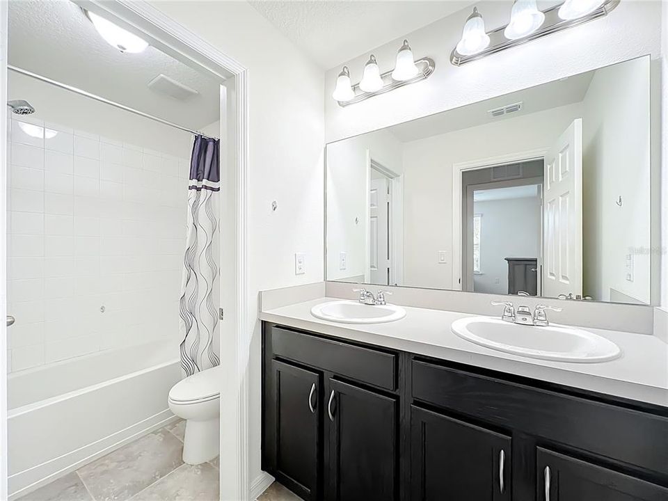 合同活跃: $425,000 (3 贝兹, 2 浴室, 1725 平方英尺)