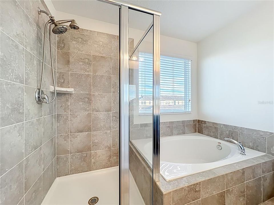 合同活跃: $425,000 (3 贝兹, 2 浴室, 1725 平方英尺)