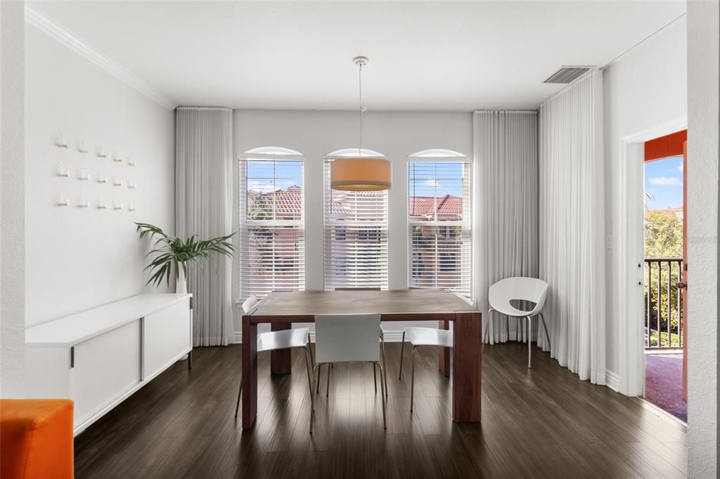 待售: $230,000 (1 贝兹, 1 浴室, 864 平方英尺)