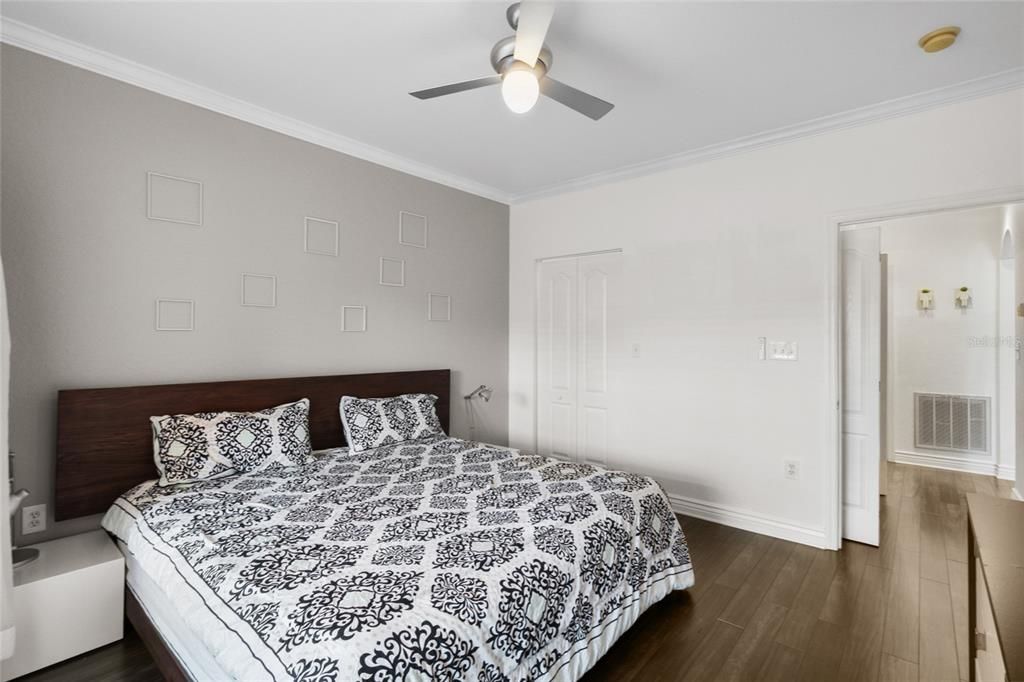 待售: $230,000 (1 贝兹, 1 浴室, 864 平方英尺)