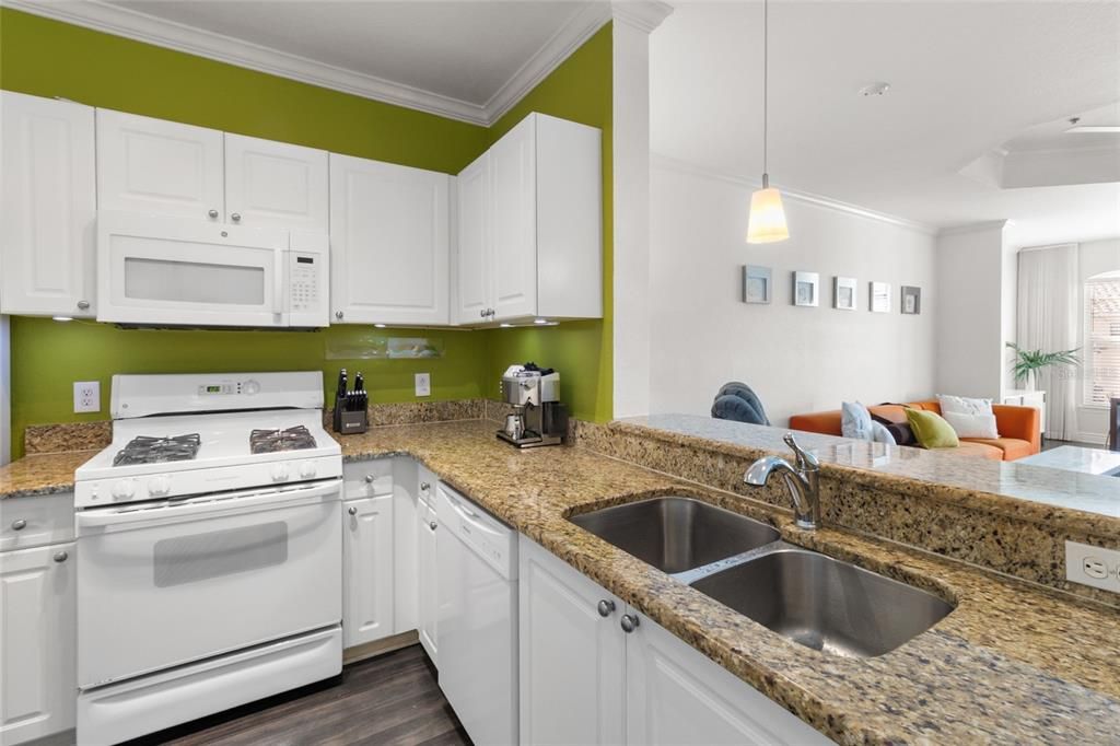 待售: $230,000 (1 贝兹, 1 浴室, 864 平方英尺)