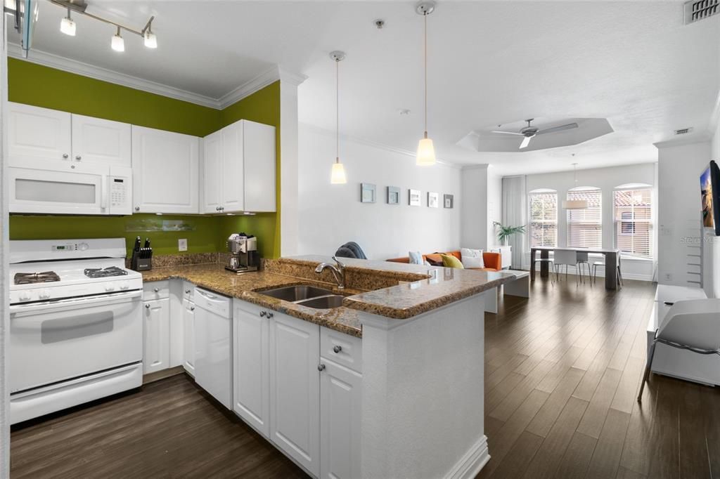 待售: $230,000 (1 贝兹, 1 浴室, 864 平方英尺)