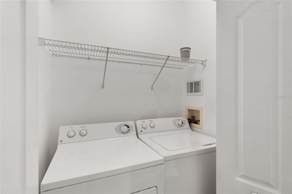 待售: $230,000 (1 贝兹, 1 浴室, 864 平方英尺)