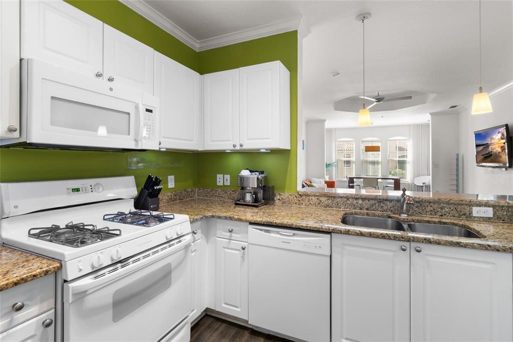 待售: $230,000 (1 贝兹, 1 浴室, 864 平方英尺)