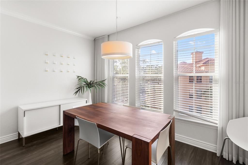 待售: $230,000 (1 贝兹, 1 浴室, 864 平方英尺)