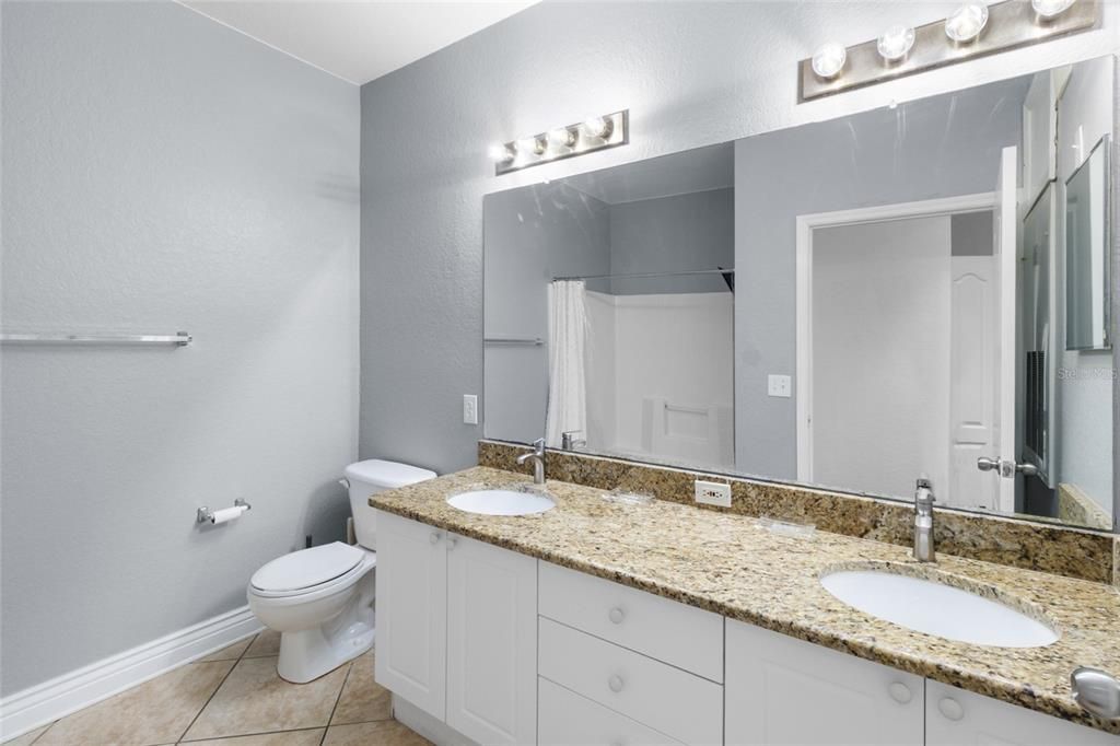 待售: $230,000 (1 贝兹, 1 浴室, 864 平方英尺)