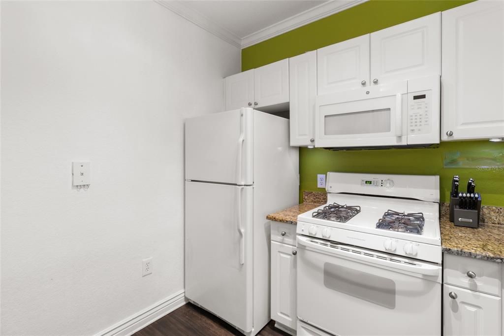 待售: $230,000 (1 贝兹, 1 浴室, 864 平方英尺)