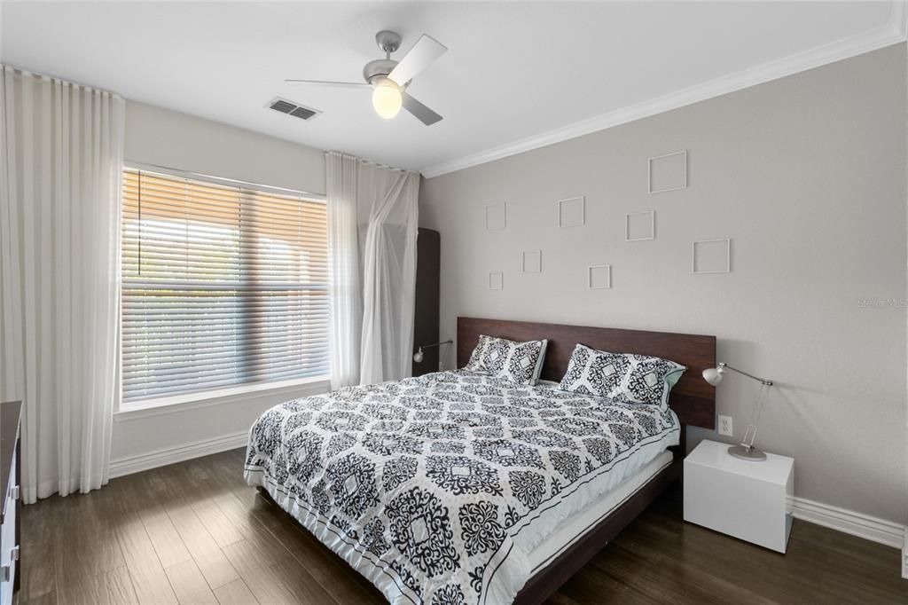 待售: $230,000 (1 贝兹, 1 浴室, 864 平方英尺)