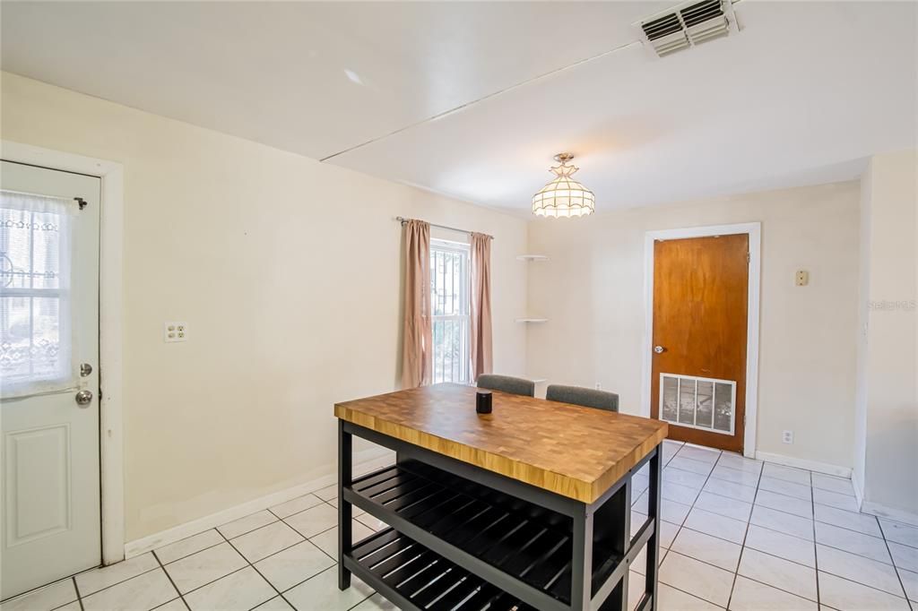 待售: $325,000 (3 贝兹, 1 浴室, 1360 平方英尺)