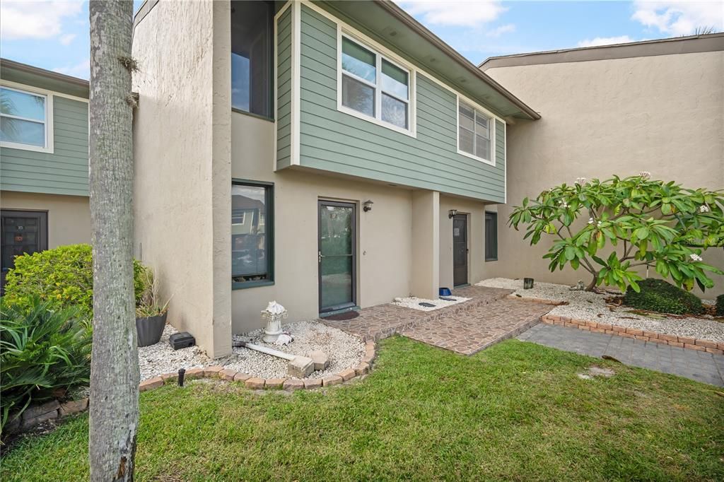 For Rent: $2,200 (2 beds, 2 baths, 1296 Square Feet)