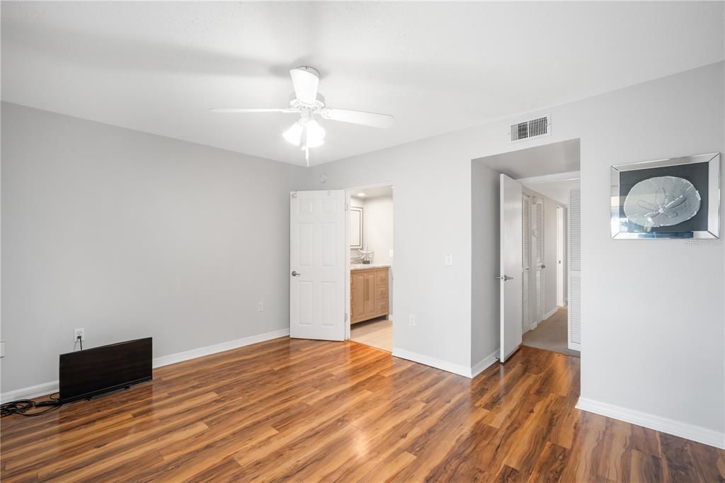 For Rent: $2,200 (2 beds, 2 baths, 1296 Square Feet)