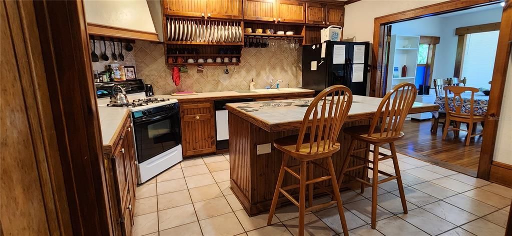 Active With Contract: $765,000 (22 beds, 0 baths, 2879 Square Feet)