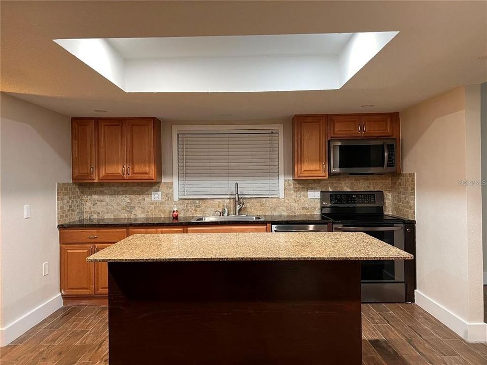 В аренду: $2,350 (3 спален, 2 ванн, 1669 Квадратных фут)