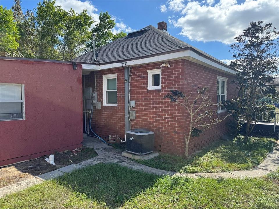 For Sale: $370,000 (2 beds, 0 baths, 685 Square Feet)